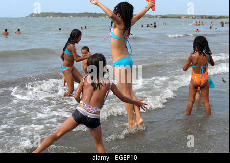 Kinder spielen im Meer in Cartagena, Kolumbien, Südamerika Stockfoto