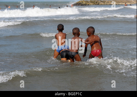 Vier junge Jungs spielen in der Karibik in Cartagena, Kolumbien Stockfoto