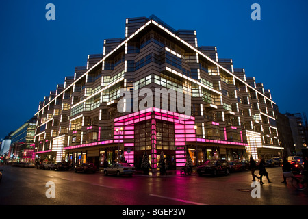 Abends Blick auf äußere des gehobenen Einkaufszentrum Quartier 206 in der Friedrichstraße in Mitte Berlin 2009 Stockfoto