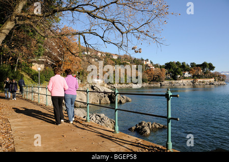 Menschen zu Fuß in der Strandpromenade Lungomare in Opatija im Winter, Kvarner Bucht, Mittelmeer, Adria, Kroatien Stockfoto