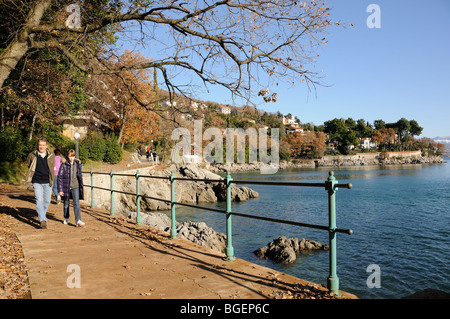 Menschen zu Fuß in der Strandpromenade Lungomare in Opatija im Winter, Kvarner Bucht, Mittelmeer, Adria, Kroatien Stockfoto