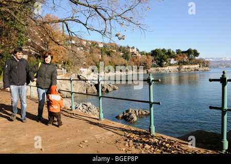 Menschen zu Fuß in der Strandpromenade Lungomare in Opatija im Winter, Kvarner Bucht, Mittelmeer, Adria, Kroatien Stockfoto