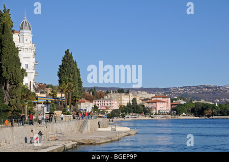 Menschen zu Fuß in der Strandpromenade Lungomare in Opatija im Winter, Kvarner Bucht, Mittelmeer, Adria, Kroatien Stockfoto