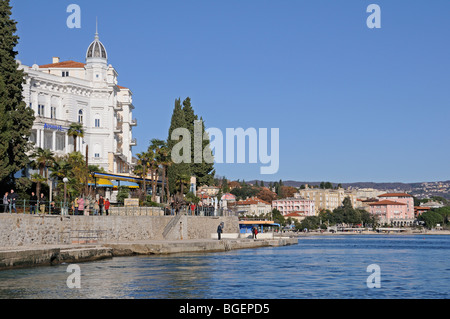 Menschen zu Fuß in der Strandpromenade Lungomare in Opatija im Winter, Kvarner Bucht, Mittelmeer, Adria, Kroatien Stockfoto