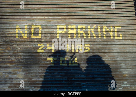 Kein Parkplatz 24 Stunden Zeichen gemalt auf einem gewalzten Tor im Stadtteil Chelsea in New York Stockfoto