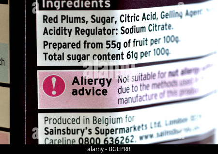 Allergie-Beratung auf Sainsbury Pflaume Marmeladenglas bemerken Stockfoto