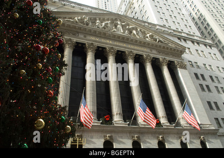 Der New York Stock Exchange und der Weihnachtsbaum am Dienstag, 22. Dezember 2009 in New York. (© Frances M. Roberts) Stockfoto