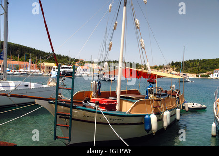 Das einzige Dorf Fiskardo stehen gelassen nach dem Erdbeben auf der Insel Kephalonia auf der Westküste von Griechenland, Europa. Stockfoto