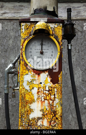 Nahaufnahme eines alten, in den 1930er Jahren ungenutzten Petrol Pumpsat der inzwischen verlassenen Tankstelle der G.Moores Garage, Steeple Ashton, Wiltshire, England Stockfoto