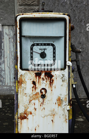 Nahaufnahme eines alten, in den 1930er Jahren ungenutzten Petrol Pumpsat der inzwischen verlassenen Tankstelle der G.Moores Garage, Steeple Ashton, Wiltshire, England Stockfoto