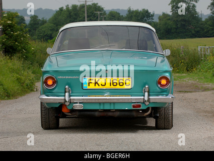 Volkswagen Karmen Ghia Typ 34 Razor Edge 1960er Jahre cal look mit Fuch Räder und Tieferlegung Stockfoto