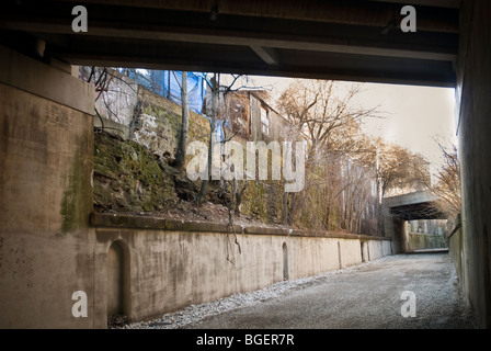 Die verlassene Bahnstrecke, bekannt als die "Bronx Sumpf" ist im Stadtteil Mott Haven in der Bronx in New York gesehen. Stockfoto