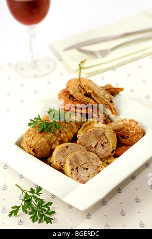 Gefüllte Hähnchenschenkel mit Garnelen. Rezept zur Verfügung. Stockfoto