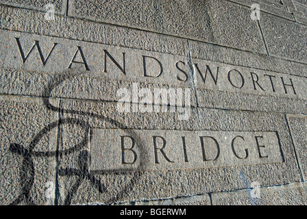 Wandsworth Brücke eingeschrieben auf eines dieser Brückenpfeiler Granit konfrontiert, und mit einem Graffiti-Tag, im Südwesten von London, england Stockfoto