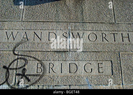 Wandsworth Brücke eingeschrieben auf eines dieser Brückenpfeiler Granit konfrontiert, und mit einem Graffiti-Tag, im Südwesten von London, england Stockfoto