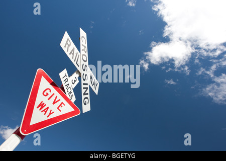 Weise Railroad Crossing Zeichen geben Stockfoto