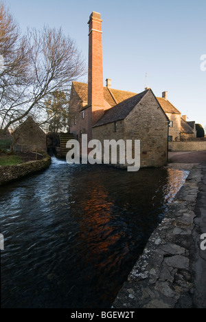 Anzeigen der alten Mühle am Lower Slaughter in den Cotswolds Stockfoto