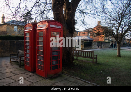 Zwei Telefone Kästen am Broadway in den Cotswolds Stockfoto