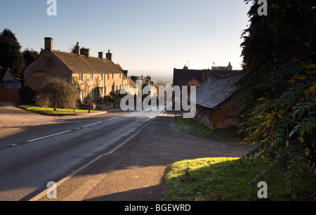 Straßenszene in Bourton-on-the-Hill in den Cotswolds Stockfoto