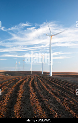 Windkraftanlagen in gepflügtes Feld tätig. Stockfoto