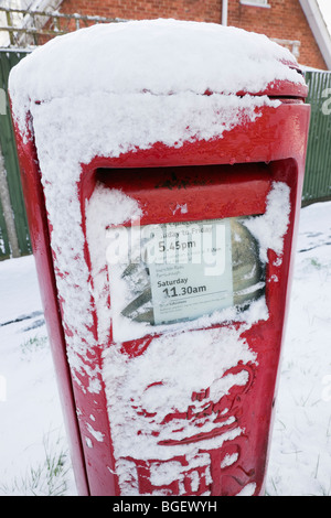England, Großbritannien, Vereinigtes Königreich. Roten Briefkasten im Winter mit Schnee bedeckt Stockfoto