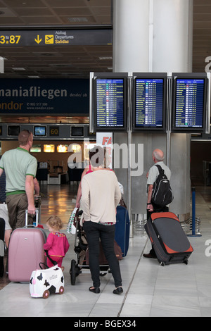 Reisende, die Überprüfung der Flugzeiten auf den Bildschirmen in Tenerife Sur Reina Sofia Airport Kanaren Spanien Stockfoto