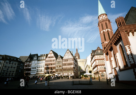 5. August 2009 - mittelalterlichen Deutschland - Römerberg Ostzeile und Nikolaikirche (St. Nikolai-Kirche) in der deutschen Stadt Frankfurt. Stockfoto