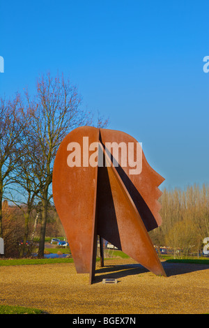 Head "von Allen Jones 1990. Hergestellt aus Corten-Stahl. Gelegen zwischen Overgate und den Grand Union Canal. Stockfoto