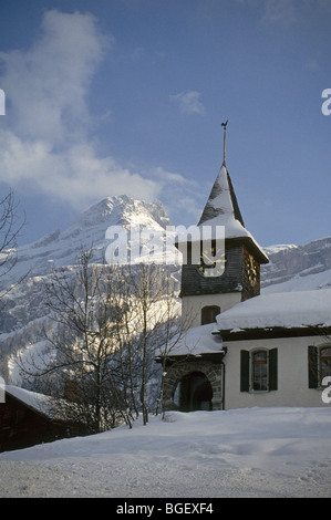 Eine schöne Kirchturm unter den Schweizer Alpen in Les Diablerets, Schweiz Stockfoto