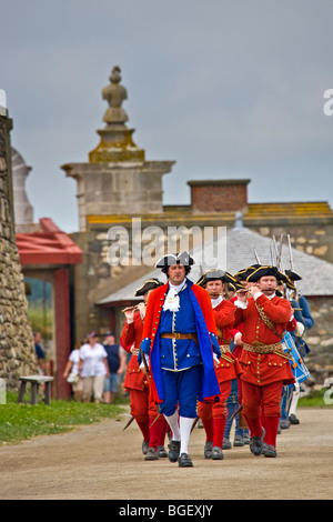 Militärische Prozession in der Kai, geführt von einem Offizier vor die Kanone Kanone feuern auf die Festung Louisbourg, Louisbourg Natio Stockfoto