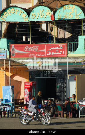 EDFU, OBERÄGYPTEN. Eine Straßenszene mit Café am Nil in Edfu. 2009. Stockfoto