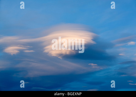 Linsenförmige Wolken über der östlichen Sierra Mountains, Kalifornien Stockfoto