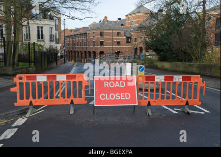 Eine Straße ist gesperrt mit Barrieren und ein Straßenschild geschlossen. Stockfoto