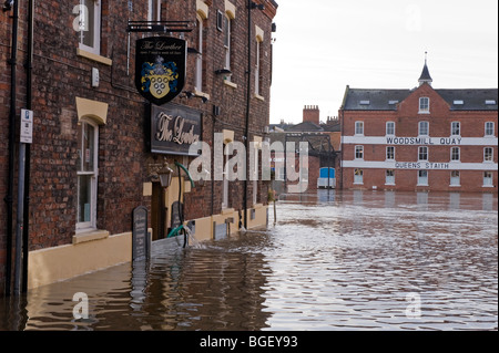 River Ouse platzte seine Ufer nach starken Regenfällen (Straße unter Wasser, Hochwasser, überflutetes Gebäude gepumpt) - York, North Yorkshire, England Großbritannien. Stockfoto