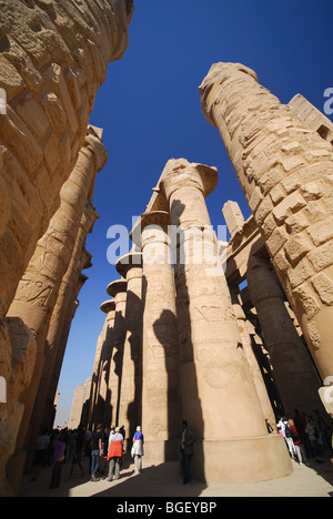 LUXOR, ÄGYPTEN. Spalten in der großen Säulenhalle am Karnak-Tempel. Stockfoto