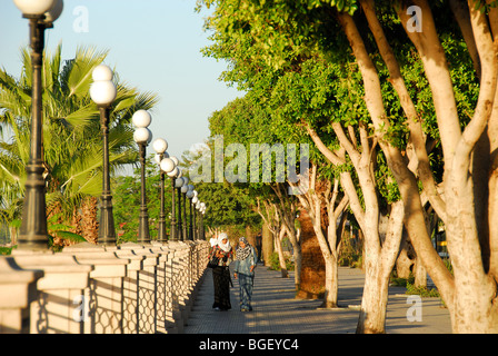 LUXOR, ÄGYPTEN. Einen Abend Blick auf zwei ägyptische Frauen zu Fuß entlang der Corniche am Nil. Stockfoto