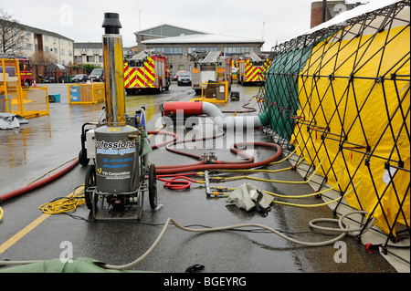 Feuer Service Masse Dekontamination Dusche mit Warmwasser-Boiler und Heißluft-feeds Stockfoto