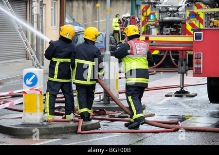 Feuerwehr-Löschangriff im Ladengeschäft Stockfoto