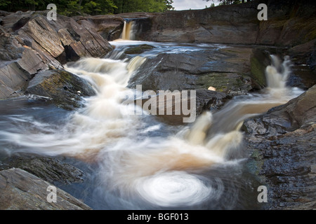 Mühle Wasserfälle entlang des Flusses Mersey im Kejimkujik National Park und National Historic Site of Canada, Kejimkujik Scenic Drive, Hig Stockfoto