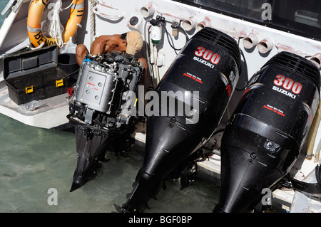 Mechaniker nehmen Sie das Motorboot am Strand Padang Bai, Bali, Indonesien Stockfoto