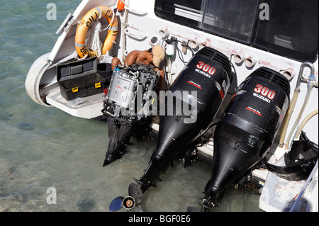 Mechaniker nehmen Sie das Motorboot am Strand Padang Bai, Bali, Indonesien Stockfoto