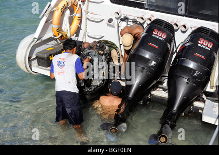 Mechaniker nehmen Sie das Motorboot am Strand Padang Bai, Bali, Indonesien Stockfoto