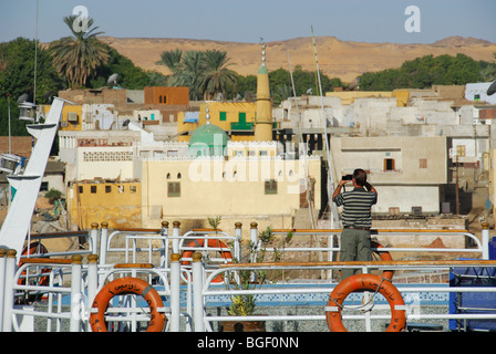 ASWAN, ÄGYPTEN. Blick auf Elephantine Island vom Nil Kreuzfahrt Boote vertäut, von der Corniche. 2009. Stockfoto