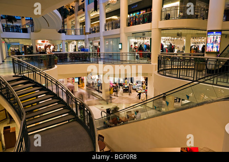 Cours Mont-Royal, elegantes Einkaufszentrum in der Innenstadt von Montreal, Quebec, Kanada. Stockfoto