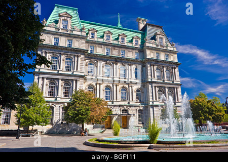 Montreal Rathaus (Hotel de Ville) und Brunnen im Ort breccienartigen entlang Rue Notre-Dame, Old Montreal, Montreal, Quebec, Kanada Stockfoto