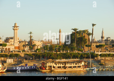 LUXOR, ÄGYPTEN. Ein Blick auf die Stadt Luxor, Corniche und Tempel aus dem Nil bei Sonnenuntergang. 2009. Stockfoto