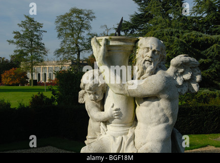 Gärten von Belton House, Lincolnshire, mit Sonnenuhr Skulptur Stockfoto