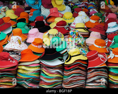 Farbige Hüte auf dem chinesischen Markt, Hotels, Vietnam Dezember 2009 Stockfoto