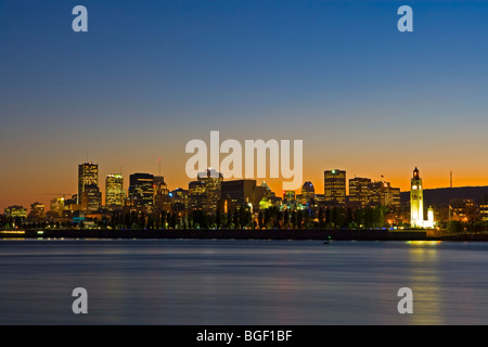Skyline der Stadt von Montreal und der Uhrturm in Old Montreal Hafen bei Sonnenuntergang gesehen aus über den St. Lawrence River bei der Na Stockfoto