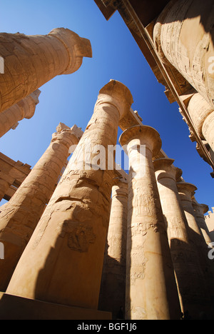 LUXOR, ÄGYPTEN. Spalten in der großen Säulenhalle am Karnak-Tempel. 2009. Stockfoto